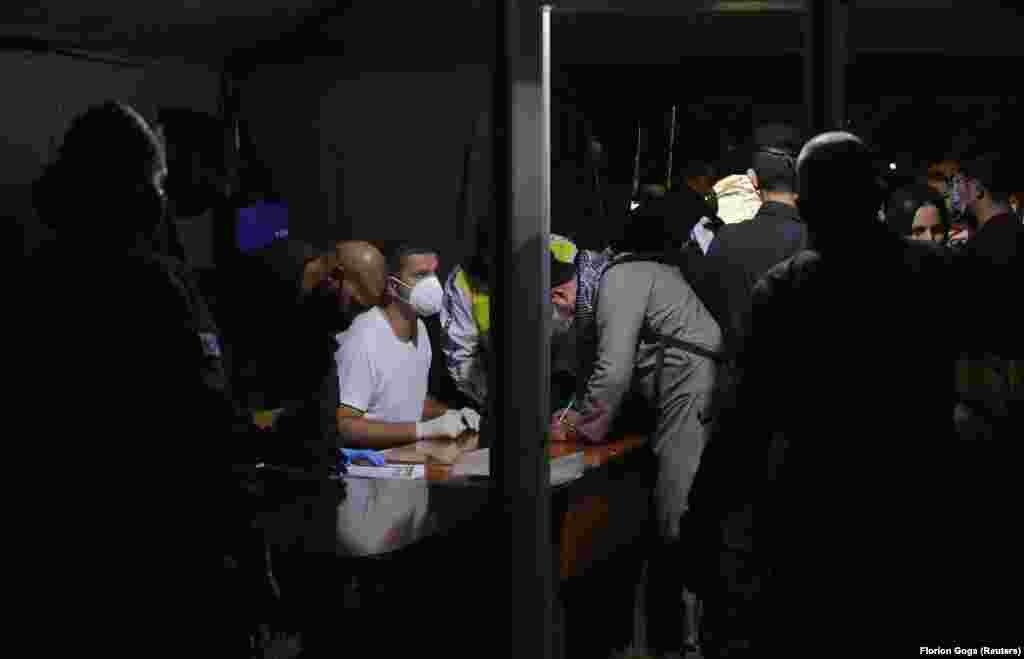 Pas regjistrimit të tyre, afganët do të vendosen nëpër hotele në Durrës. 