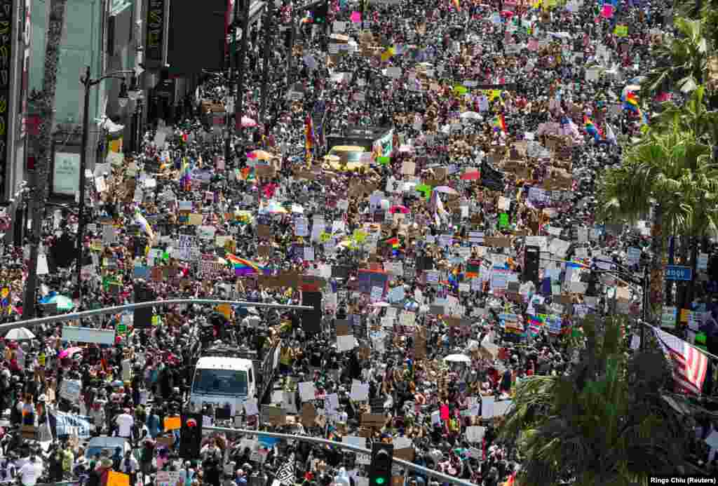 Марш &laquo;All Black Lives Matter&raquo; (&laquo;Всі чорні життя важливі&raquo;), організований лідерами &laquo;Black LGBTQ+&raquo;, у Голлівуді, Лос-Анджелес, Каліфорнія, США