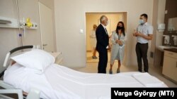 A fideszes Szita Károly kaposvári polgármester, párttársa, Novák Katalin akkori családügyi tárca nélküli miniszter és Péterfi István osztályvezető megtekinti a kaposvári szülészet egyik termét 2021. július 8-án