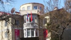 Оштогу "Орус үйүнүн" кызматкери үй камагына чыкты