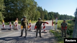 Литовските сили монтират бодлива тел на граничния пункт с Беларус в Сумскас, 18 август 2023 г.