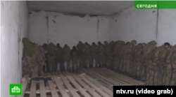 Скриншот із пропагандистського фільму російського каналу НТВ про табір у Наровлі, у такому ж приміщенні тримали Дмитра Хилюка