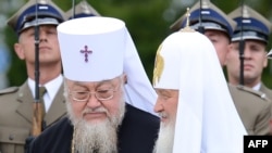 Московський патріарх Кирило (праворуч) і глава Польської православної церкви, митрополит Савва. Варшава, 16 серпня 2012 року