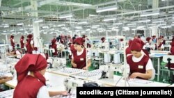 "Азаттыктын" өзбек кызматынын маалымат булактары Мирзиёевдин Жизак облусуна келишине карата текстил ишканасынын тигүүчүлөрүнүн ролун жергиликтүү коллеждин студент кыздары аткарганын билдиришкен.