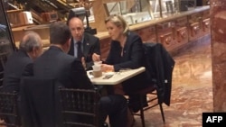 Marine Le Pen, candidata prezidențială a Frontului Național din Franța, la o cafea la Trump Ice Cream Parlor la parterul clădirii Trump Tower, sediul președintelui-ales Donald Trump la New York, 12 ianuarie 2017