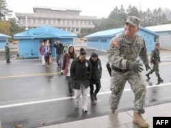 Американски војник води група туристи во Панмунџом, 26 март 2009 година