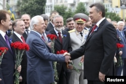 Леонид Кравчук и Виктор Янукович, празднование 9-го мая, 2012-й год