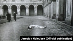 Tijelo Jana Masaryka isped njegove rezidencije, 10. mart 1948.