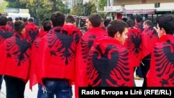 Ljudi sa albanskim zastavama