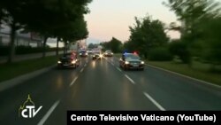 Delegacija Vatikana na putu za aerodrom