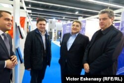 Diplomați în vizită la standul Moldovei: Oleg Serbrian, ambasadorul Moldovei în Germania, Emil Hurezeanu, ambasadorul României la Berlin, Anatol Stratulat, consul general al Moldovei la Frankfurt