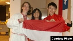 Алесь Вараб’ёў зь філіпінскімі сябрамі