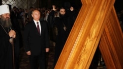 Київ, 27 липня 2013 року. Намісник Києво-Печерської лаври митрополит УПЦ (Московського патріархату) Павло (Лебідь) і президент Росії Володимир Путін (зліва направо) на території лаври