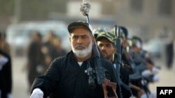 Армияга кошулууга даярданып жаткан ыктыярчы шийилер. Нажаф, 20-июнь, 2014-жыл.