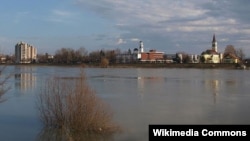 Radnja romana dešava se u Brodu, na granici BiH i Hrvatske