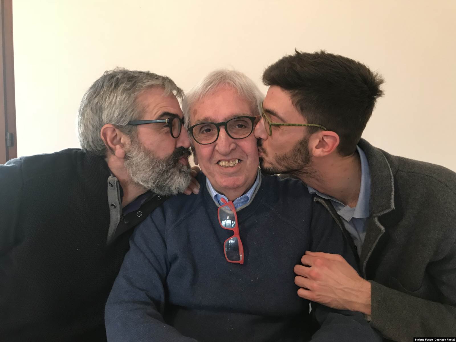 Стефано Фуско (праворуч) разом зі своїм дідусем Антоніо (посередині) та батьком Лукою (зліва)