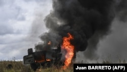 Знищений російський бронетранспортер МТ-ЛБ на околиці міста Ізюму Харківської області під час наступу ЗСУ, 14 вересня 2022 року