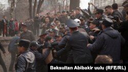 Жапаровдун тарапкерлерин кармоо учуру.