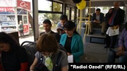 Тажикстанда чөнтөк телефон чукулап бараткандар.