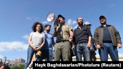 Пашинян демонстранттар менен. 23-апрель, 2018-жыл