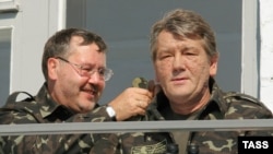 Анатолій Гриценко та Віктор Ющенко у 2005 році