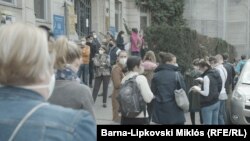 Koronavírus elleni oltásra várakozók a Semmelweis Egyetem Városmajor utcai szívklinikájának oltópontja előtt 2021. március 27-én