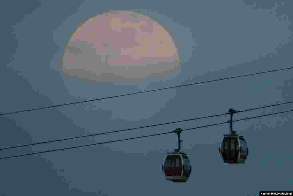 Szintén London felett, az Emirates Légitársaság drótkötélpályás utasszállító kabinjaival az előtérben.