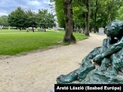 Parkrészlet szoborral