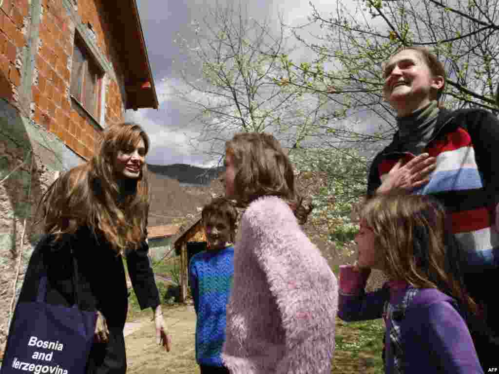 BiH - Ambasadorica dobre volje, glumica Angelina Jolie i Brad Pitt, posjetili su u aprilu 2010. izbjeglice u Goraždu 