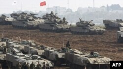 نیروی زمینی ارتش اسرائیل برای حمله احتمالی زمینی به نوار غزه در اطراف این منطقه مستقر شده است. (عکس: AFP)