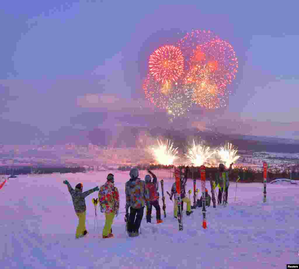 Церемонията включваше и скиори на фона на залеза.