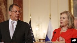 Državna sekretarka Hilari Rodam Klinton i ruski ministar inostranih poslova Sergej Lavrov, govore u Stejt departmentu u Vašingtonu, 13. jul 2011.