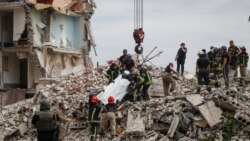 Echipele de salvare au găsit cel puțin 15 morți în blocul distrus de bombardamentele Rusiei în Ceasiv Iar, din regiunea Donețk. 10 iulie 2022