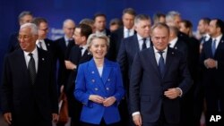 Президент Євроради Антоні Кошта, президентка Єврокомісії Урсула фон дер Ляєн та прем’єр-міністр Польщі Дональд Туск з іншими лідерами на саміті ЄС у Брюсселі, 19 грудня 2024 року