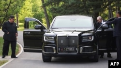 Президент Росії Володимир Путін дарує автомобіль Aurus лідеру Північної Кореї Кім Чен Ину у Пхеньяні, 19 червня 2024 року