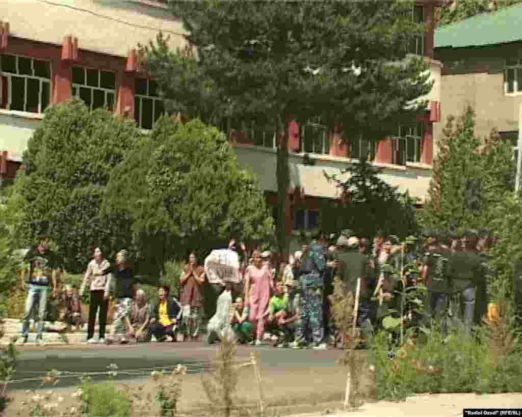 Жители Хорога протестуют против действий военных, 29 июля