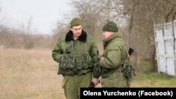 Російські військові Сергій Москаленко (л) та Олександр Картавкін (п) біля заблокованої російськими військовими української частини А-0883. Керч, березень 2014 року