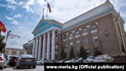 Здание мэрии Бишкека, в котором также заседают депутаты горкенеша. 