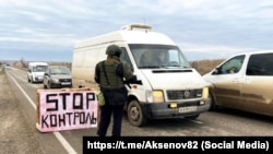 Участники подразделения «БАРС-Крым» во время учений в Крыму блокируют движение гражданского транспорта, 25 января 2025 года. Фото из Telegram-канала Аксенова 