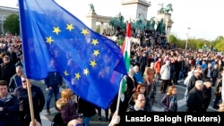 Budapesti tüntetés a CEU ellehetetlenítése ellen 2017. április 17-én.