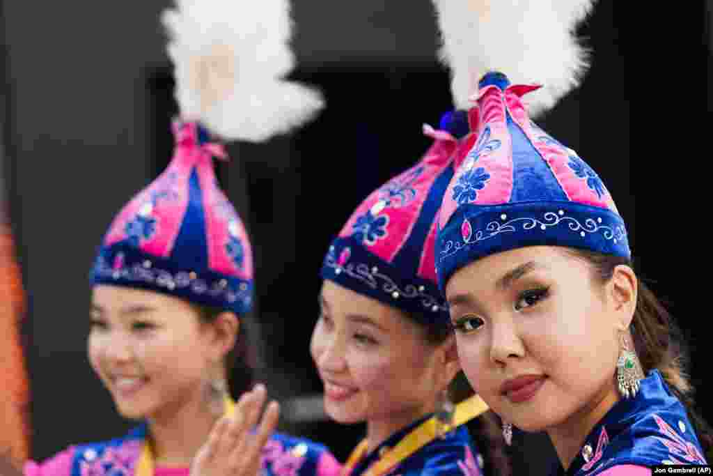 Казахстанки во традиционална облека позираат.