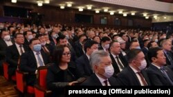Садыр Жапаровдун инаугурациясындагы Жогорку Кеңештин депутаттары.