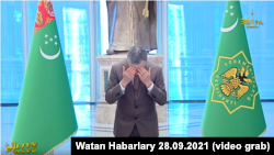 Президент Туркменистана Гурбангулы Бердымухамедов был награжден двумя медалями.