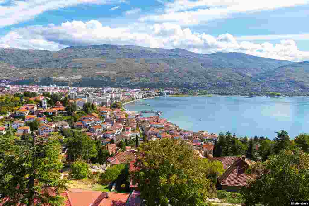 Pamje e qytetit të Ohrit në Maqedoninë e Veriut. &nbsp; Disa vendës tregojnë se shumë struktura të ndërtuara ilegalisht, përfshirë hotele të njohura, nuk po preken, ndërsa rrënimit po i nënshtrohen disa ndërtime të parëndësishme. Më 2020, janë zbuluar dokumente që tregojnë se pronarët e 416 pronave, të ndërtuara ilegalisht në vijën bregore të pjesës maqedonase të Ohrit, kanë aplikuar për &quot;legalizimin&quot; e ndërtimeve të tyre, në kuadër të një ligji të ri kundërthënës.