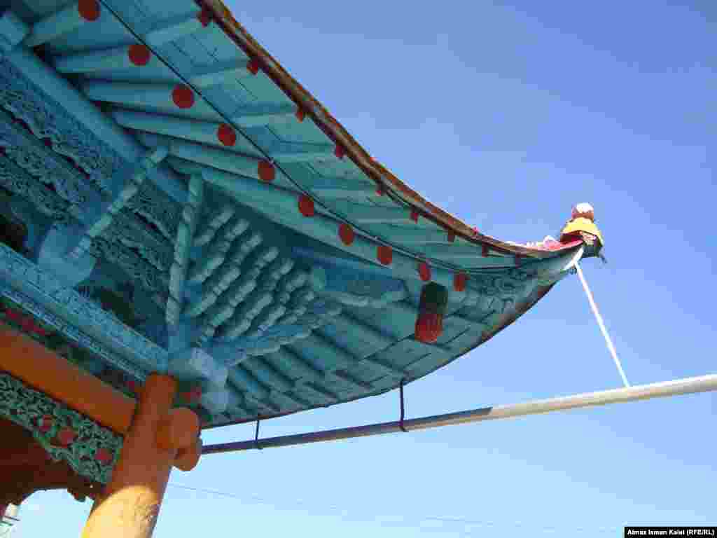 Чжоу-Сы рисовал на дереве орнаменты, которые сразу же вырезали его помощники