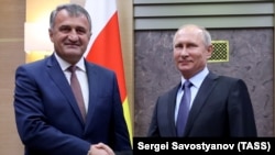 Анатолий Бибилов и Владимир Путин, архивная фотография