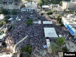 Numër i madh njerëzish janë mbledhur në Izrael për t’i pritur pengjet.