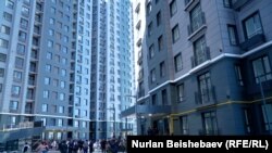 МИК батирлерди мурдай-кийин үй албаган, мүлк катталбагандарга батирлерди 25 жылга бөлүп төлөө менен 4 жана 8% үстөк менен берет.