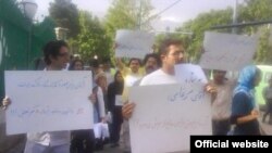 گروهی از دانشجویان ستاره‌دار در اعتراض به گفته‌های محمود احمدی‌نژاد درباره مقوله ستاره‌دار شدن دانشجویان 