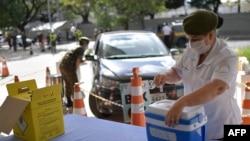 В някои райони на Бразилия армията подпомага процеса на ваксиниране направо в колата, без пътникът да излиза от нея. Тази мярка е въведена само за хора над 89-годишна възраст.